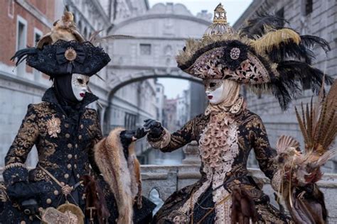 El Festival de las Mascaras de Venezia en la Era Contemporánea: Una Celebración Renacentista Amidst una Sociedad Moderna